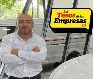 Arlen Blandón, quien tiene 40 años y lleva casi la mitad de su vida en Auteco, se convirtió en un especialista en vehículos eléctricos. FOTO: JAIDER ESCOBAR