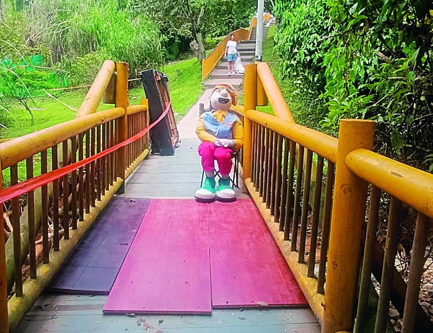 Así se veía el puente en abril (izq.), cuando algunos vecinos improvisaron unas tablas sobre los huecos. FOTO: ALEJANDRA MORALES