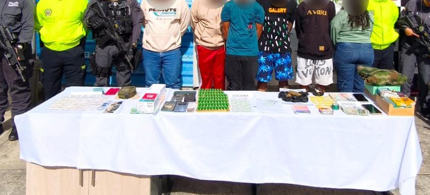 Los capturados con los celulares, las municiones y los estupefacientes incautados. FOTO: POLICÍA ANTIOQUIA