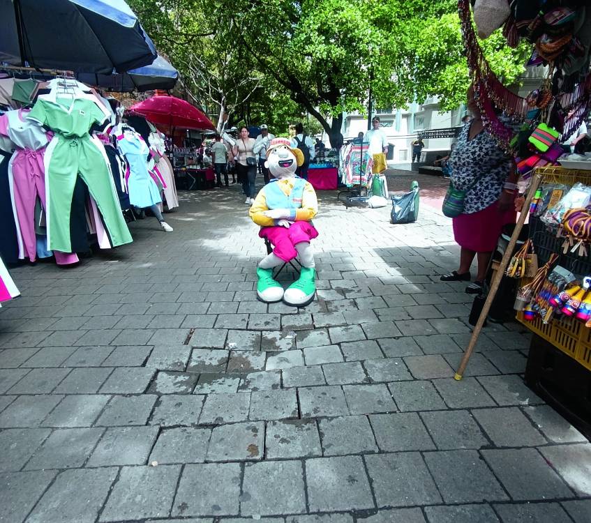 Personas en silla de ruedas y muletas se han caído en esa zona por cuenta de los adoquines dañados. FOTO: ALEJANDRA MORALES