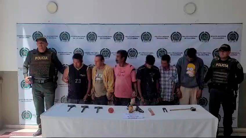 Estas son las personas capturadas por construcciones ilegales en el Cerro Quitasol. /FOTO: CORTESÍA POLICÍA.