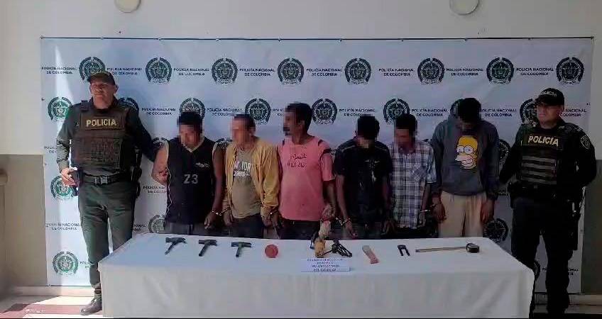 Estas son las personas capturadas por construcciones ilegales en el Cerro Quitasol. /FOTO: CORTESÍA POLICÍA. 