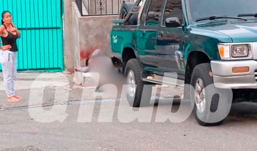 Ricardo José Acevedo Millán quedó tendido en una acera, detrás de un carro. /FOTO: CORTESÍA