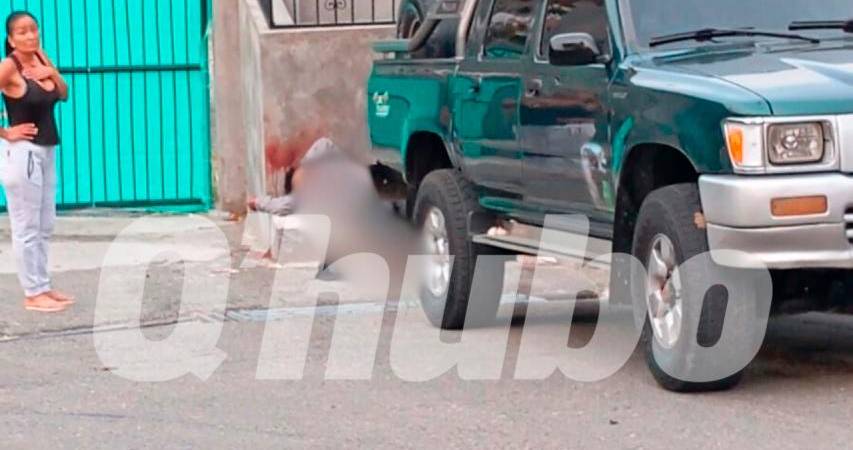 Ricardo José Acevedo Millán quedó tendido en una acera, detrás de un carro. /FOTO: CORTESÍA