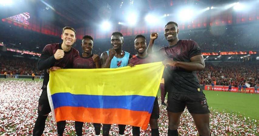 En la fotografía Felipe Aguirre (izq.), Kevin Velasco, Kevin Viveros (medio), Steven Mendoza y Carlos Terán (der.) celebrando con la bandera de Colombia. FOTO: INSTAGRAM @felipeaguirre19