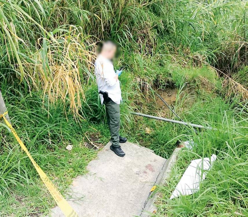 En horas de la mañana del domingo anterior, un ciudadano halló el cuerpo de este exfuncionario de la Policía Nacional en una cuneta aledaña a la carretera. / FOTO: CORTESÍA.