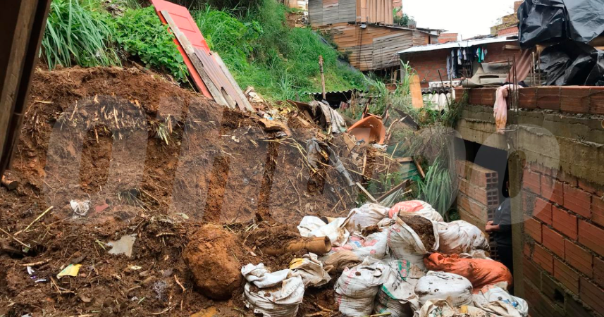EN FOTOS: Se salvaron de morir sepultados por un deslizamiento que les tumbó la casa