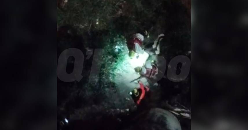 Extracción del cuerpo hallado en el río. FOTO: CORTESÍA