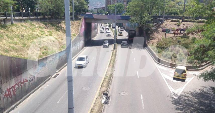 Deprimido de la glorieta de Soya de Bello donde fue hallado herido el habitante de calle. FOTO: GUILLERMO OSPINA