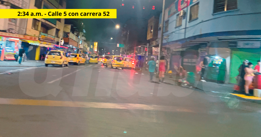 Entrada la madrugada los taxis son los que comienzan abundar en las principales calles del barrio, en espera de clientela. / FOTO: ANDRÉS FELIPE OSORIO.