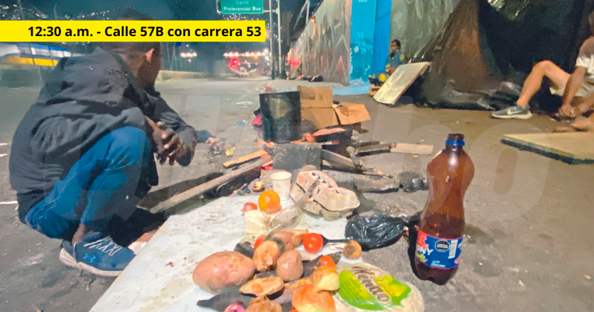El que no come es porque no quiere. A pesar que muchos alimentos lo sacan de la basura, varias personas cocinan en fogones improvisados. / FOTO: ANDRÉS FELIPE OSORIO.