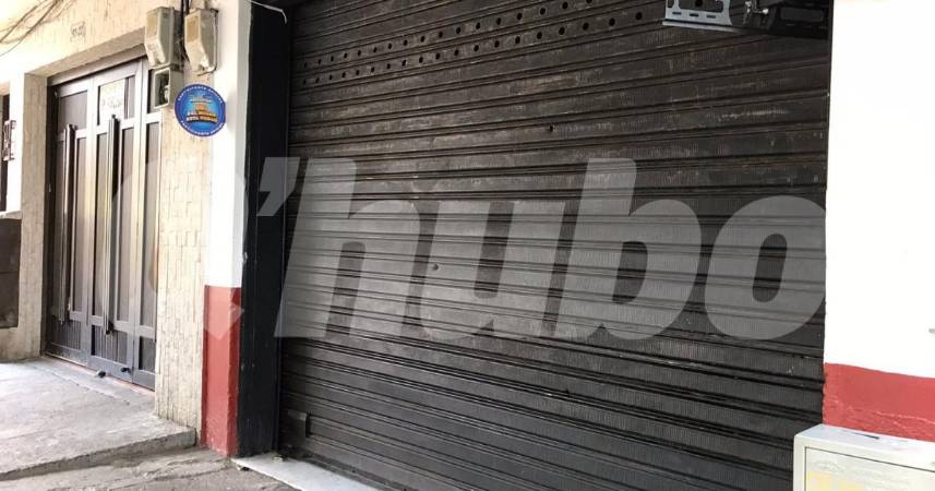 Las marcas de las balas quedaron en la reja del restaurante.