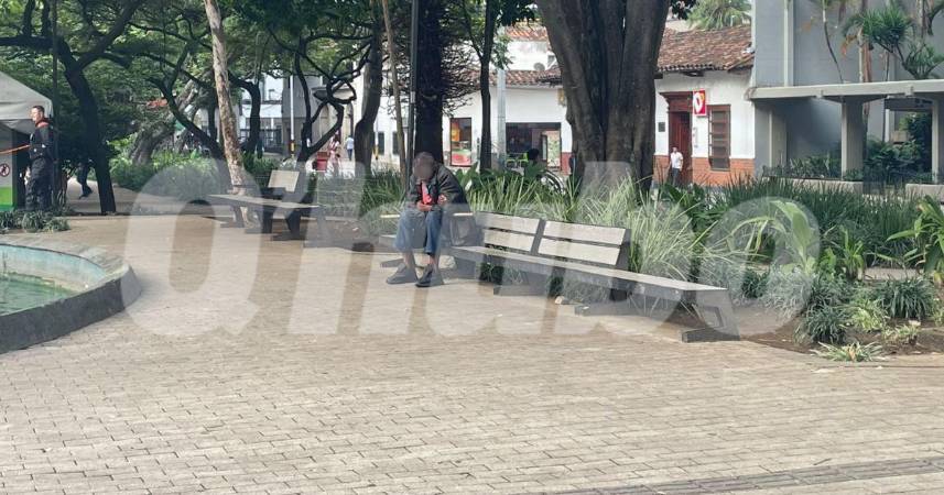 Esta sería la banca donde fue atacado el habitante de calle. FOTO: LAURA ROSA JIMÉNEZ VALENCIA
