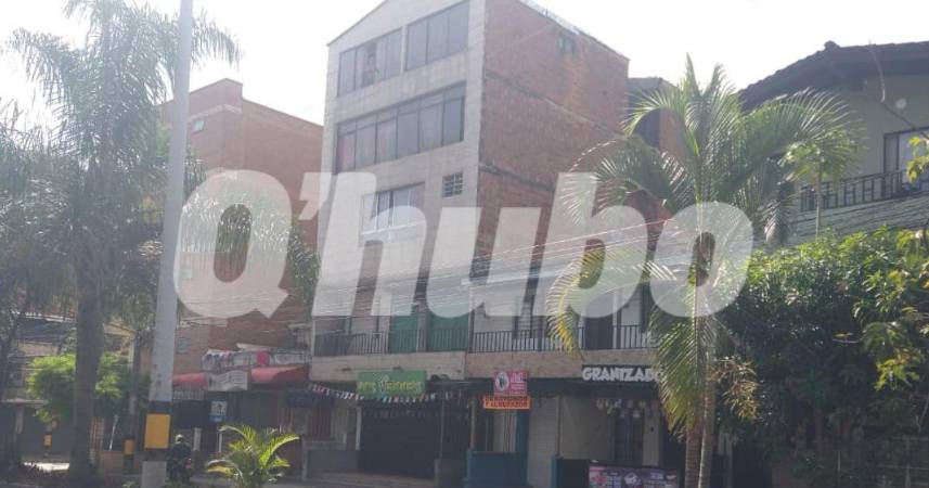 La víctima iba caminando por las escaleras internas de este edificio cuando fue atacado a balazos. FOTO: GUILLERMO OSPINA