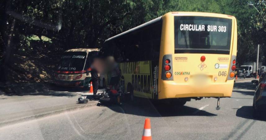 Accidente entre bus y moto dejó 5 heridos. FOTO: CORTESÍA