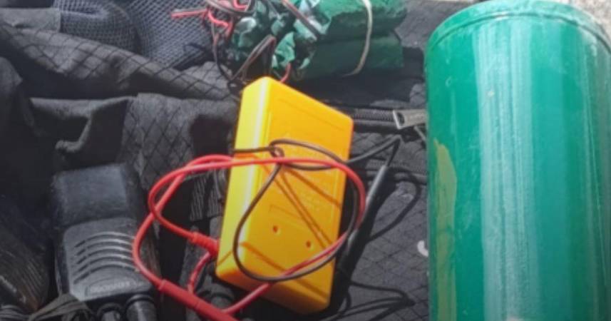 En el morral encontraron equipos de comunicación, cables y dispositivos electrónicos. FOTO: X @GUARDIANES_ANT