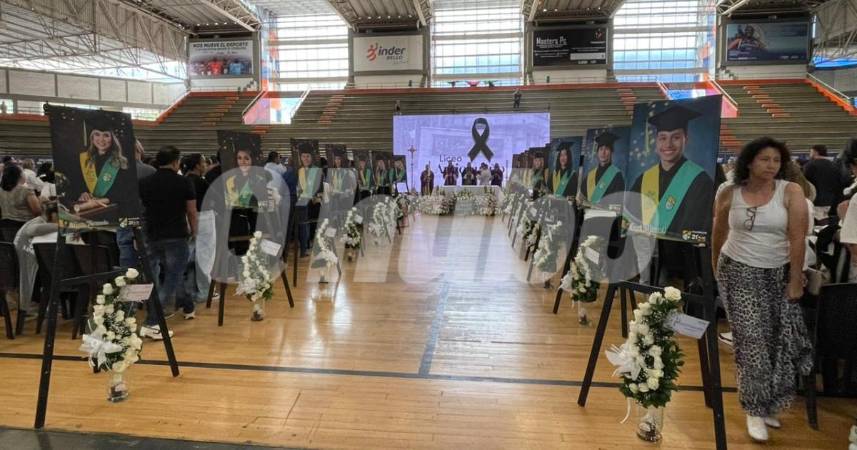 Homenaje póstumo a los 16 jóvenes del Liceo. FOTO: SINDY VALLE