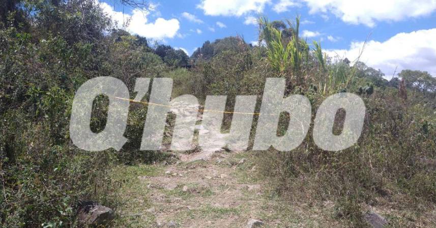 Encuentran hombre asesinado en sendero peatonal del Doce de Octubre