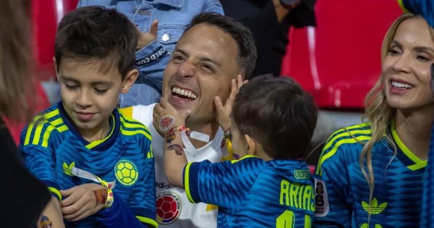 Santiago Arias junto a su familia. FOTO: JUAN ANTONIO SÁNCHEZ