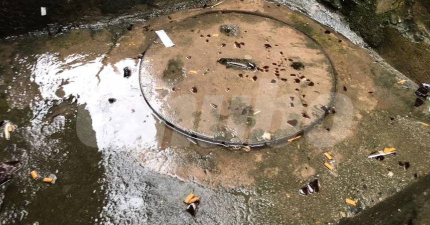 Restos de botellas quebradas, al parecer, producto de la riña. FOTO: LAURA ROSA JIMÉNEZ