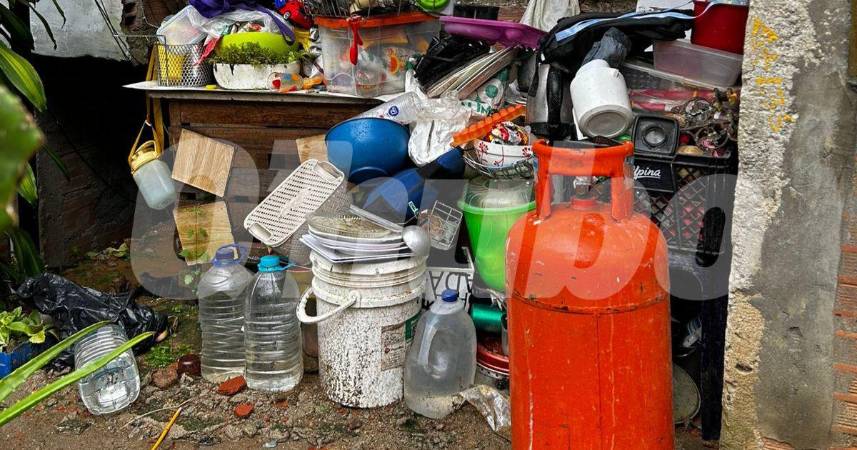 Algunos de los enseres que lograron sacar de la vivienda. FOTO: FAISURY SANCHEZ 