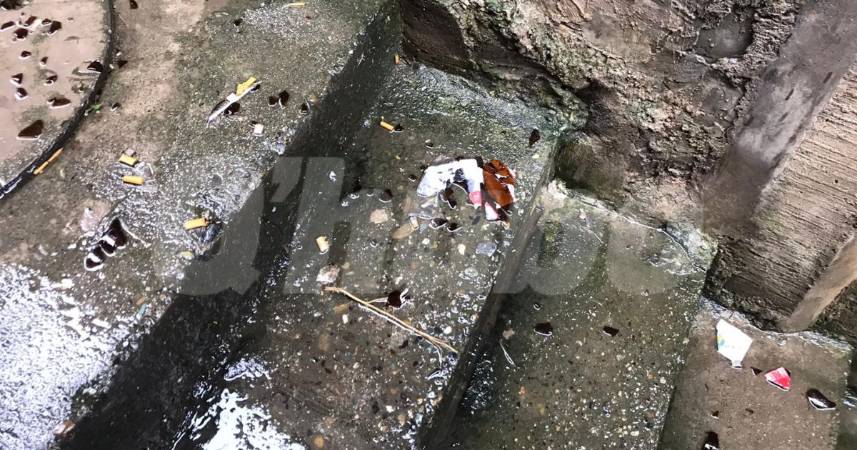 Restos de botellas quebradas, al parecer, producto de la riña. FOTO: LAURA ROSA JIMÉNEZ