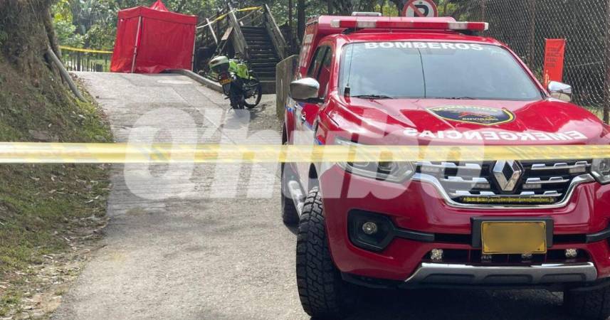 El Cuerpo de Bomberos Voluntarios de Envigado atendió el incidente en el sector El Salado. FOTO: SINDY VALLE