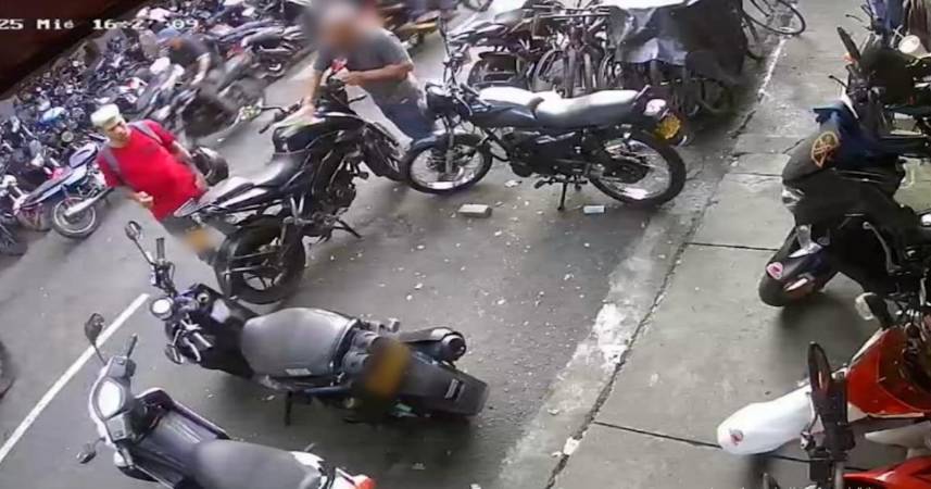 Estarlin Oswaldo Morgado Herrera cuando, al parecer, negociaba la moto utilizada para el homicidio. FOTO: CORTESÍA