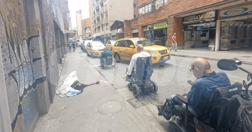 Son múltiples los obstáculos que deben sortear en la calle. Muchos conductores y personas los apoyan, pero otros los ignoran. / FOTO: ALEJANDRA MORALES RÍOS