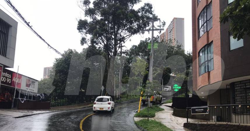 A la derecha el edificio de donde cayó Ender Rojas en Sabaneta. / FOTO: LAURA ROSA JIMÉNEZ