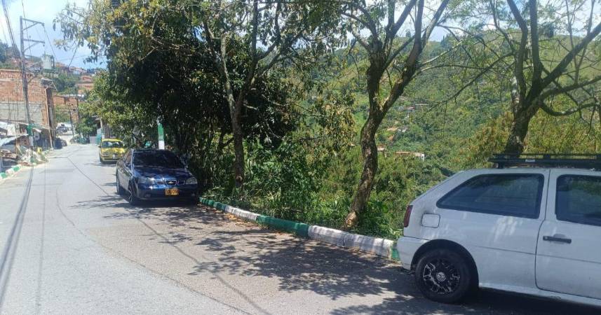 Detrás del vehículo blanco fue encontrado el hombre con heridas de bala. FOTO: Q’HUBO MEDELLÍN