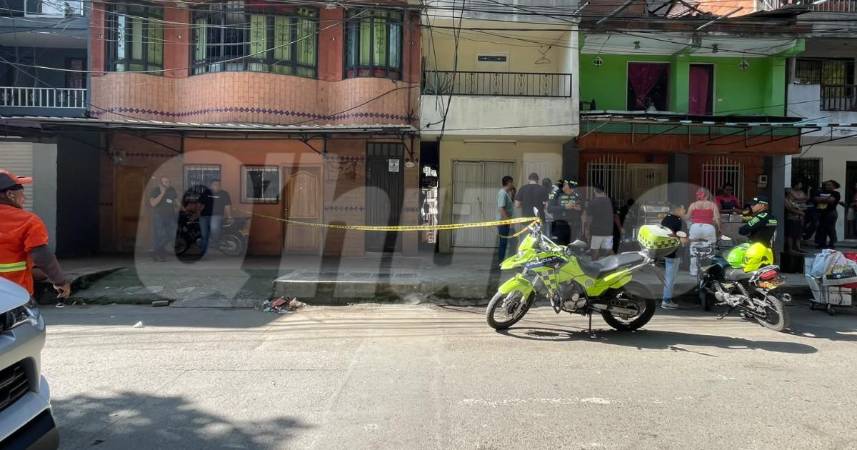 Por el callejón que se ve en medio de estas dos casas del barrio Nueva Villa La Iguaná ocurrieron los hechos. FOTO: LAURA ROSA JIMÉNEZ VALENCIA