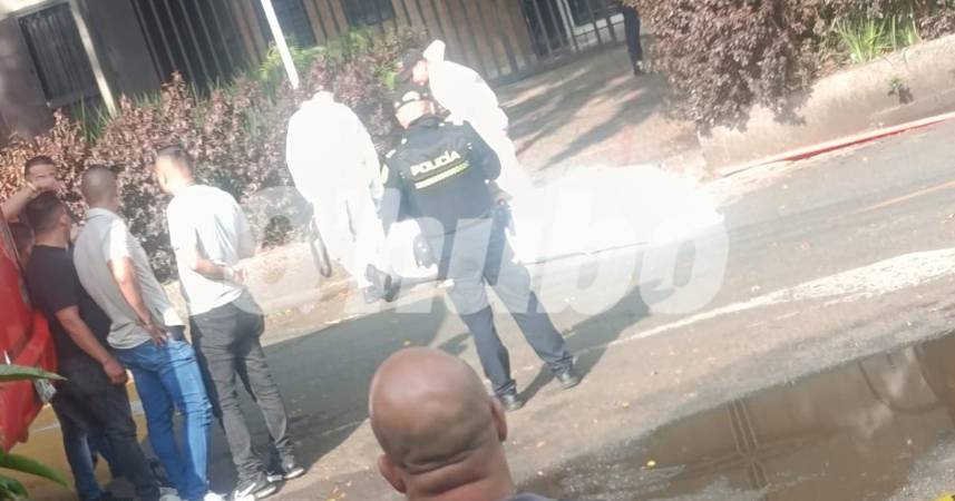 Cuerpo encontrado envuelto en cobija. FOTO: Q’HUBO MEDELLLÍN 