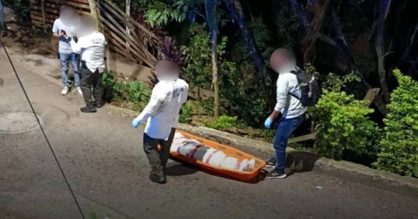 Levantamiento del cuerpo hallado en el barrio Berlín. FOTO: D.R.A