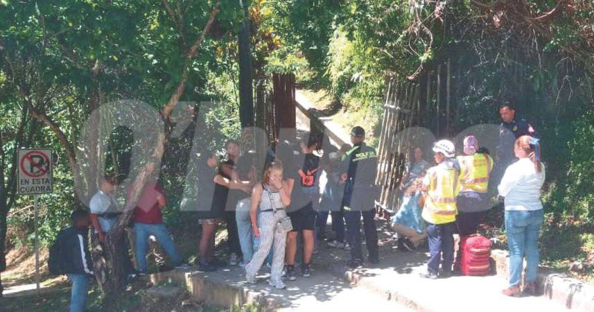 Así fue el momento en el que familiares de las víctimas llegaron a la entrada de parque de las Mascotas, en Sabaneta, al enterarse del hallazgo. FOTO: GUILLERMO LEÓN OSPINA MUÑOZ