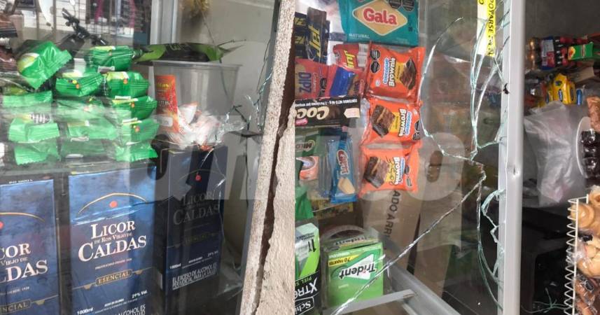 Los disparos que quedaron en la vitrina de la tienda donde le dispararon a Cristian. FOTO: LAURA ROSA JIMÉNEZ 