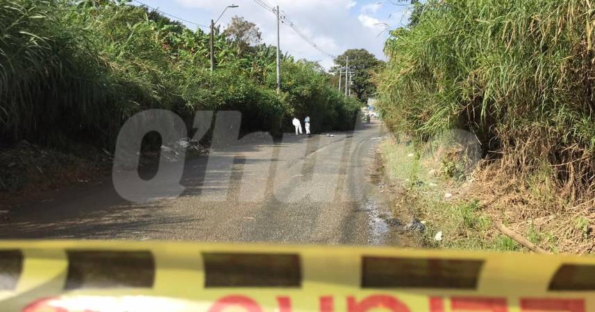 Inspección técnica del cadáver en la Medellín-Bogotá. FOTO: LAURA ROSA JIMÉNEZ VALENCIA