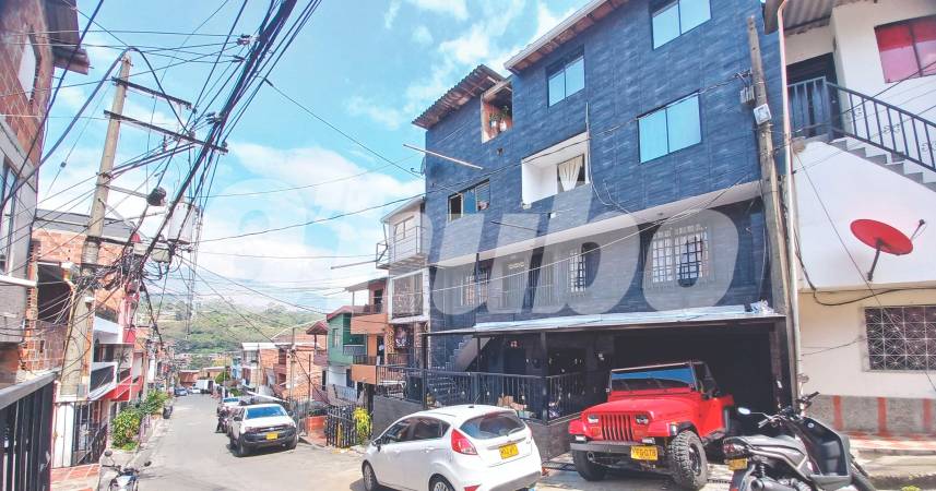 Esta la casa avaluada en $ 4000 millones, donde ocurrió la fiesta que terminó en balacera el pasado 17 de febrero. Está ubicada en la calle 102 con la carrera 50C del barrio Santa Cruz. /FOTO: MAURICIO ANDRÉS PALACIO BETANCUR