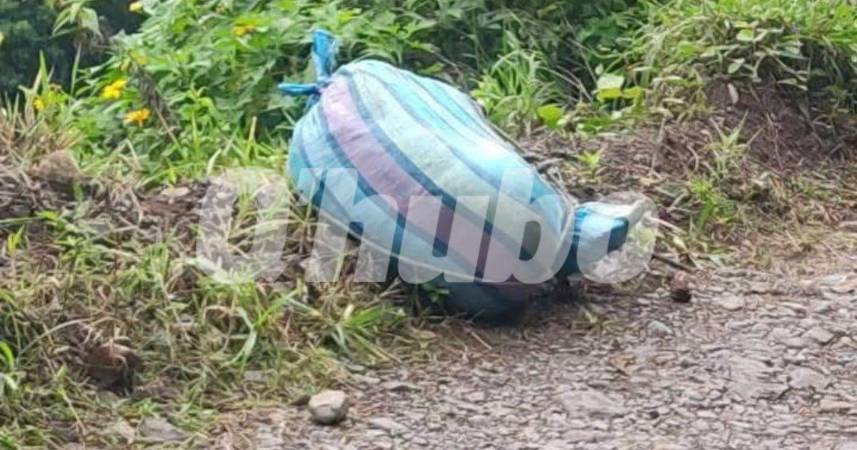 Imagen del costal abandonado en la vía. FOTO: CORTESÍA NOTICIAS SUROESTE