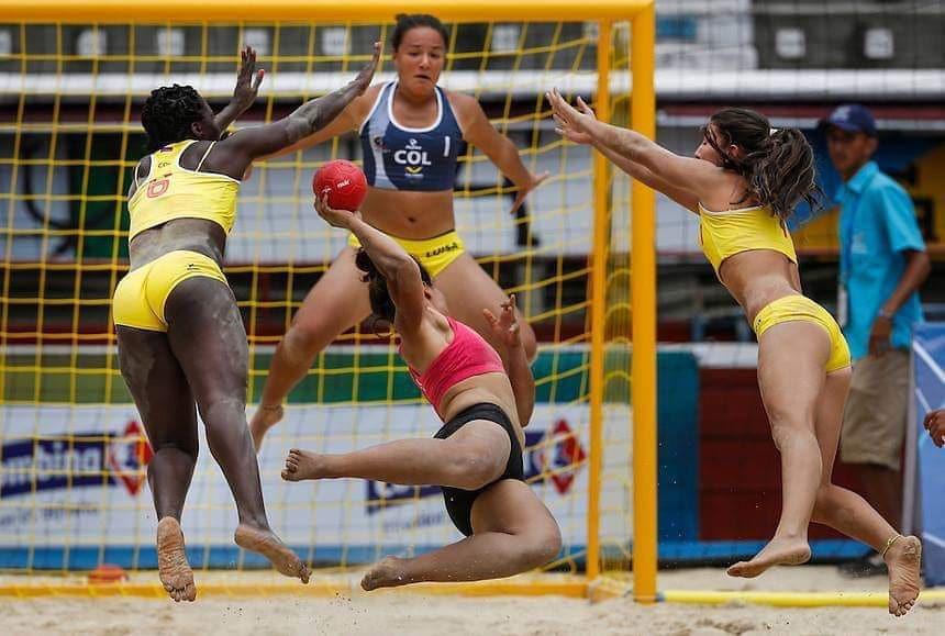Luisa defendiendo la portería de Colombia en el balonmano playa. FOTO: CORTESÍA