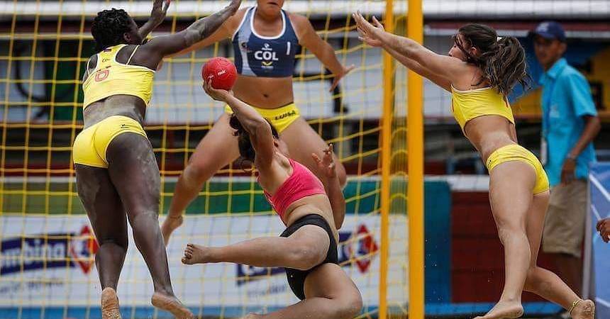 Luisa defendiendo la portería de Colombia en el balonmano playa. FOTO: CORTESÍA