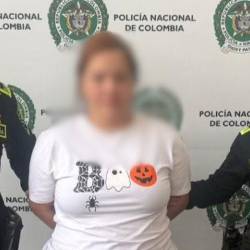 Ella es la mujer capturada por uniformados de la Policía Metropolitana en el barrio París, en Bello. FOTO: POLICÍA METROPOLITANA