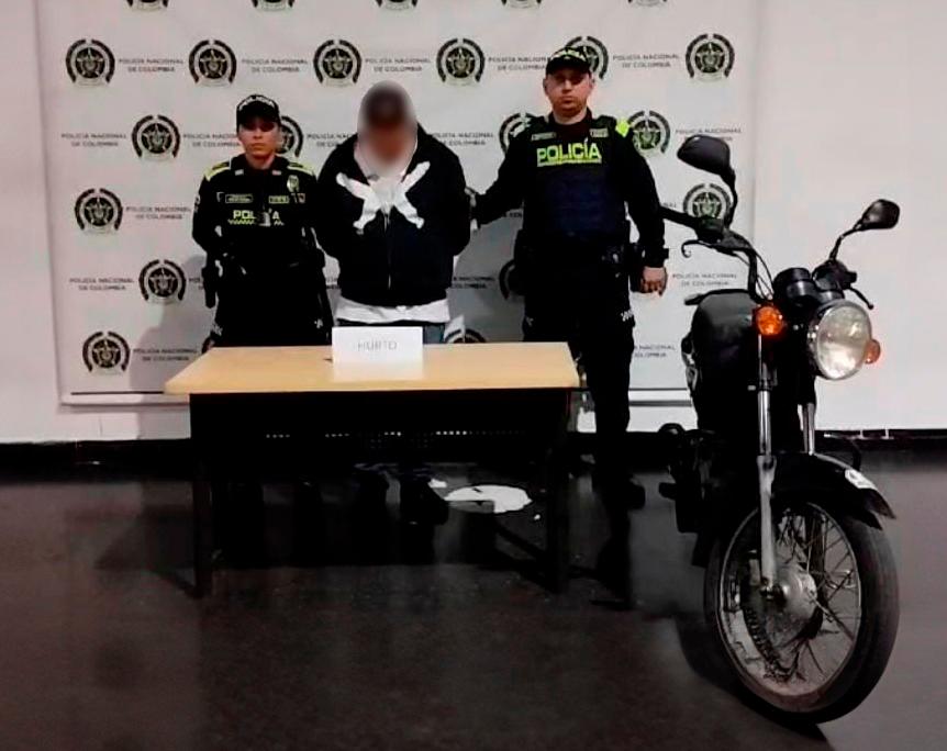 Uno de los capturados y la moto inmovilizada. /FOTO: POLICÍA NACIONAL