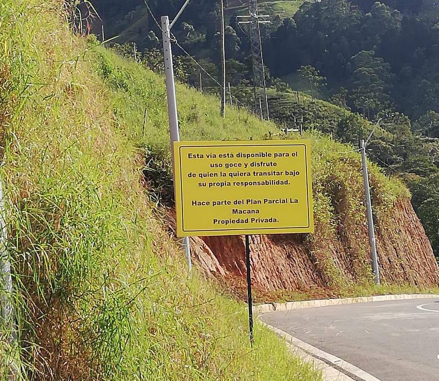 Existe una vía alterna que se habilitó gracias a una acción popular, esta ruta es privada y solo puede usarse bajo responsabilidad del conductor. FOTO: CORTESÍA NATALIA NÚÑEZ