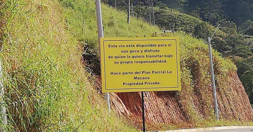 Existe una vía alterna que se habilitó gracias a una acción popular, esta ruta es privada y solo puede usarse bajo responsabilidad del conductor. FOTO: CORTESÍA NATALIA NÚÑEZ