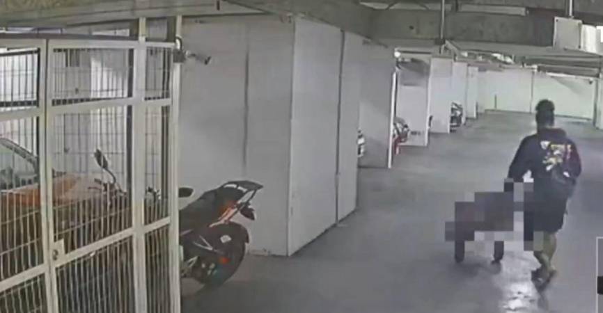 Este fue el momento en el que el hombre habría sacado el cuerpo del edificio. FOTO: T13