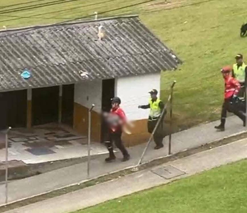 Un integrante de un organismo de emergencias corrió con la niña en brazos para tratar de salvarle la vida. <b><span class=mln_small-caps_mln>/FOTO: DENUNCIAS ANTIOQUIA</span></b>