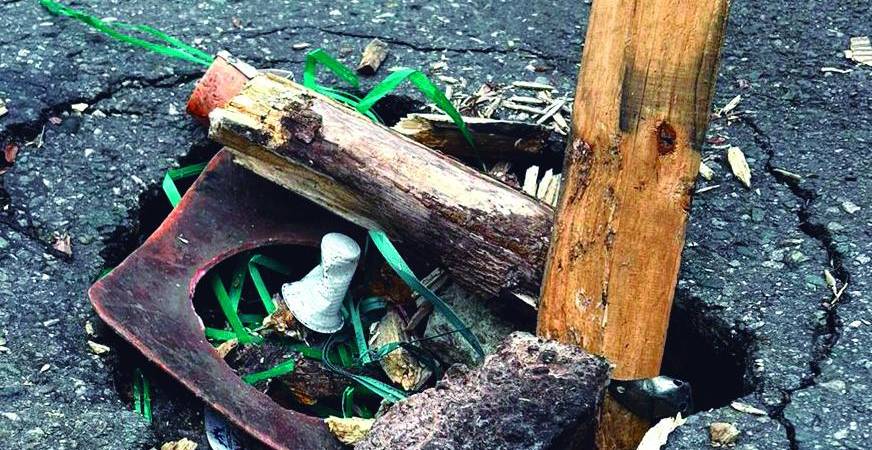 Con la excusa de señalizarlo, le han tirado hasta basura y ya parece un nido de ratones de todo lo que tiene. FOTO: CORTESÍA