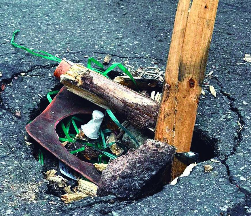 Con la excusa de señalizarlo, le han tirado hasta basura y ya parece un nido de ratones de todo lo que tiene. FOTO: CORTESÍA