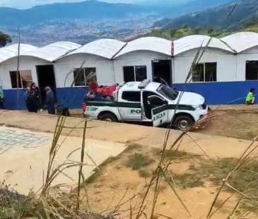 En esta escuela reciben clases 30 niños, desde preescolar hasta 11.°, en la modalidad de Escuela Nueva. Los salones están hechos de un material temporal y, según contaron, en invierno se mojan y en verano no aguantan el calor. FOTO: CORTESÍA
